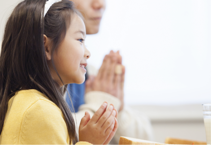 お弁当を食べる女性